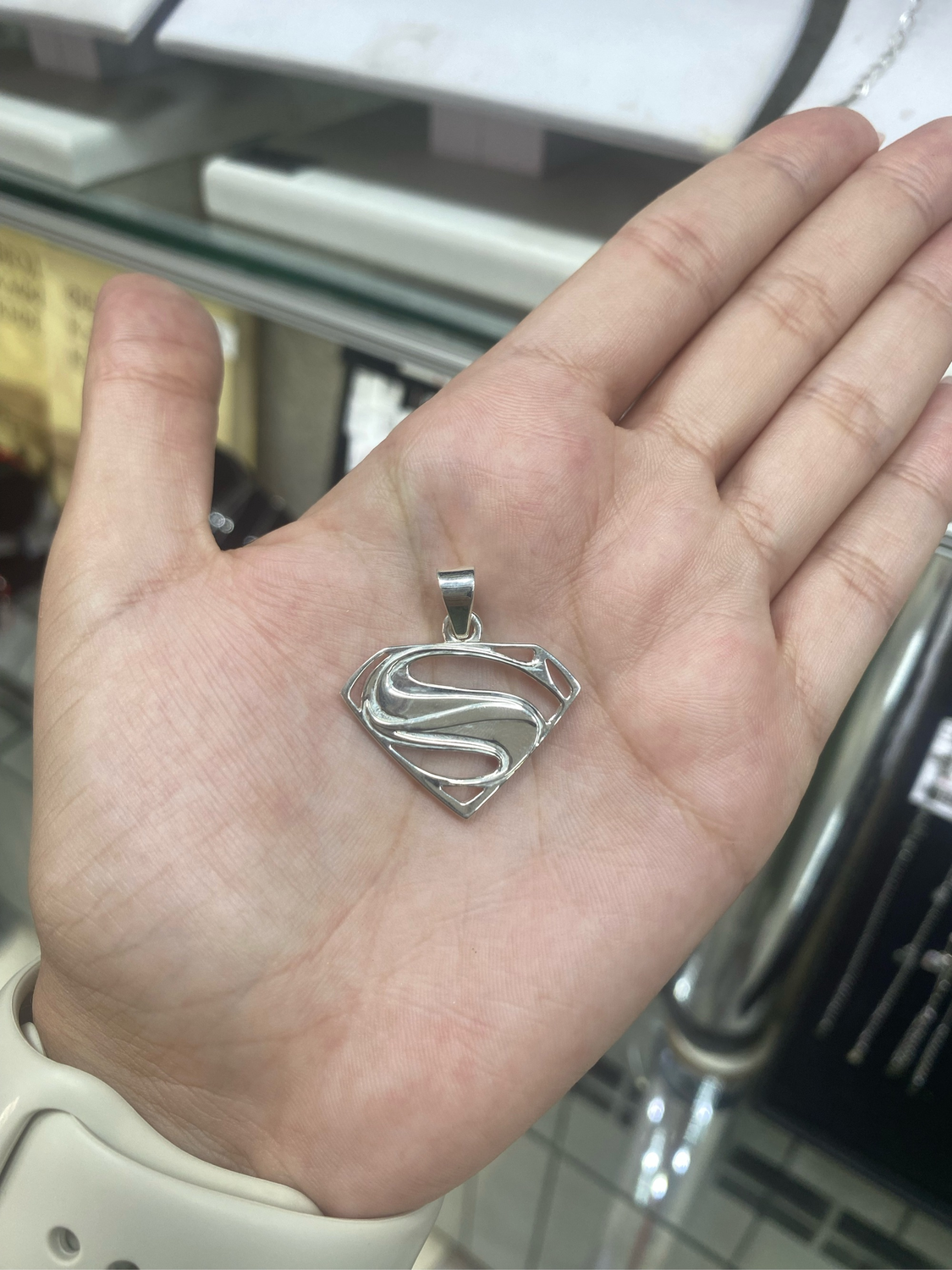 Фото №1 к отзыву покупателя Екатерина о товаре Серебряный кулон "SuperMan"