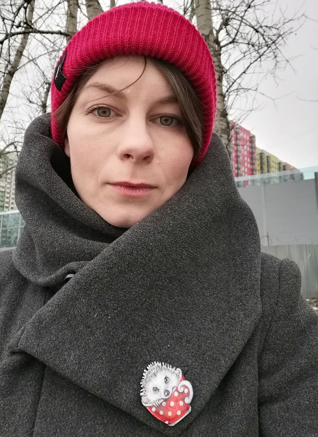 Фото №1 к отзыву покупателя Анастасия_Нисская о товаре Брошь деревянная «Кружка в горошек с ежом»
