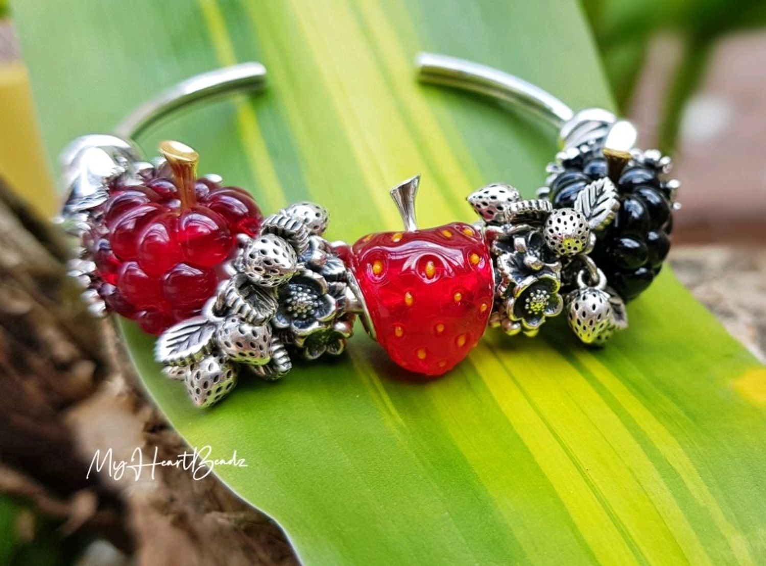 Фото №1 к отзыву покупателя Ningg о товаре Pandora Strawberry bracelet charm with silver inserts и еще 4 товара