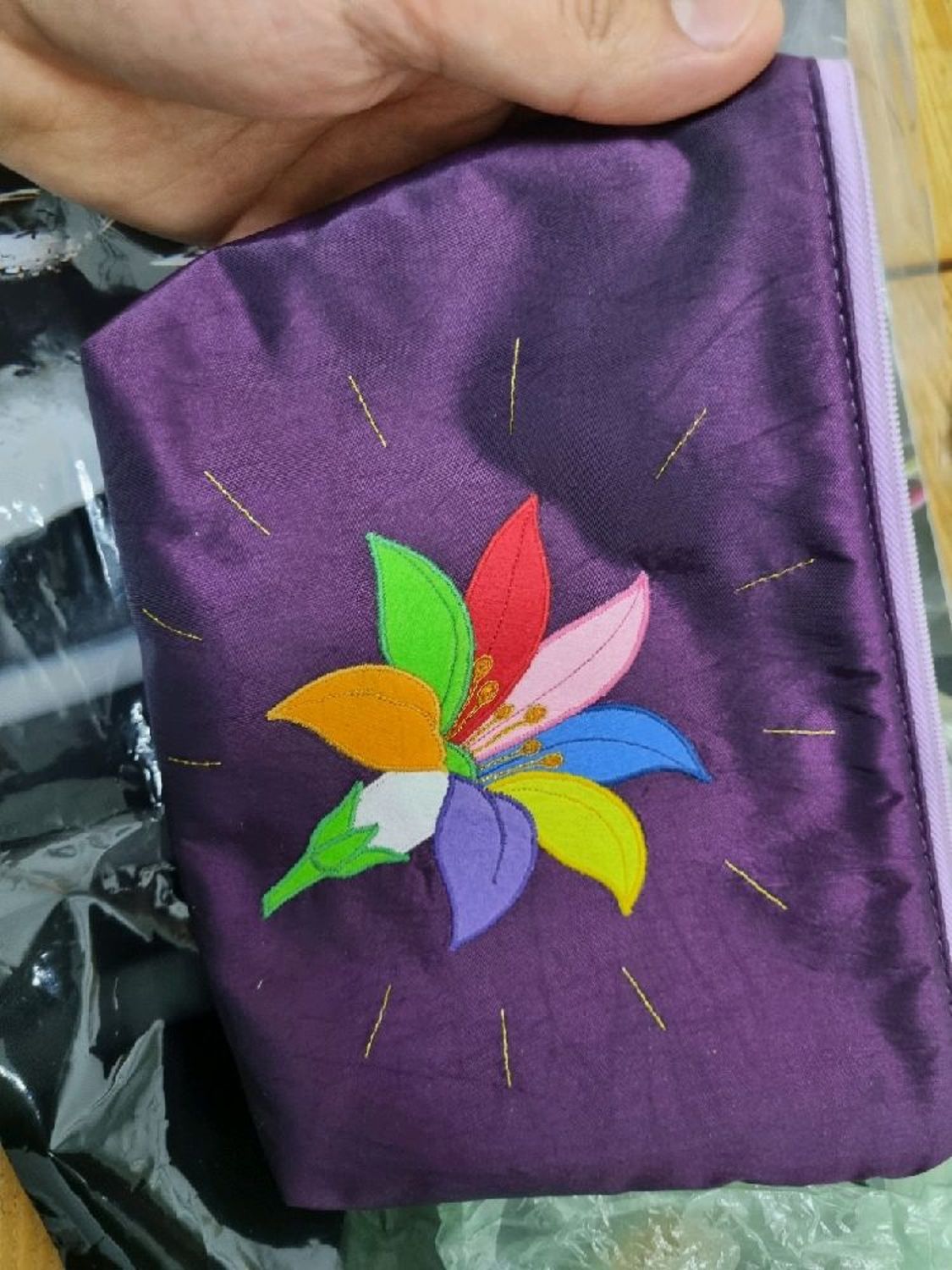 Фото №1 к отзыву покупателя Nazarov Khurshed о товаре Косметичка из ткани на молнии с аппликацией Цветик-семицветик.