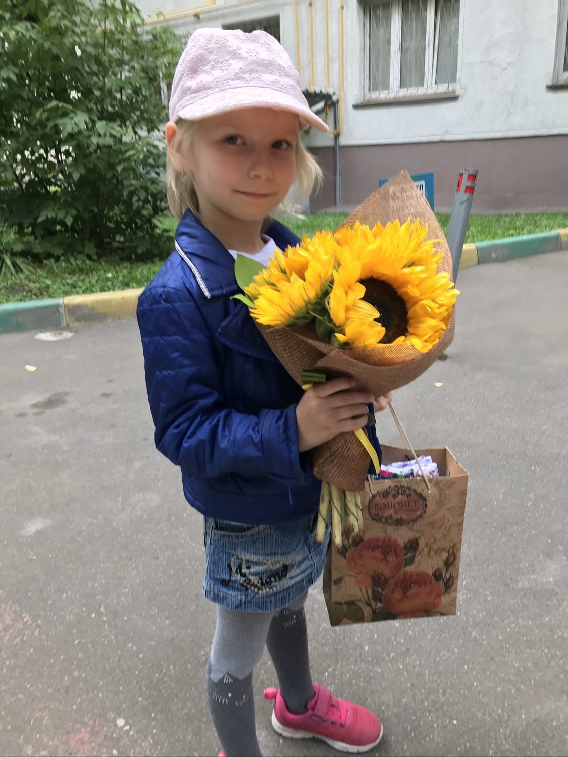 Фото №2 к отзыву покупателя Olga о товаре Букет учителю "Подсолнухи". Цветы в школу на 1 сентября
