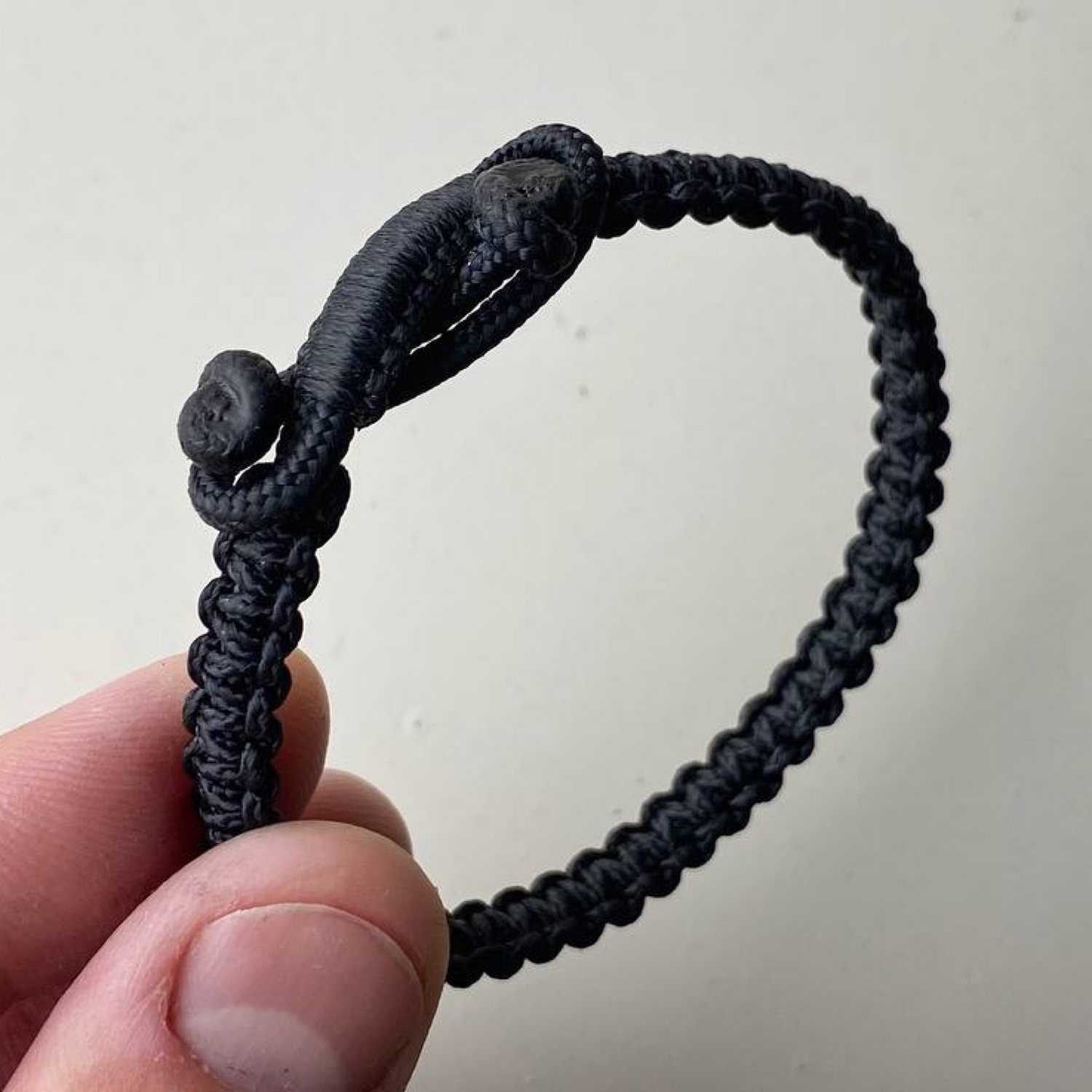 Фото №1 к отзыву покупателя Elizaveta о товаре Тонкий браслет из паракорда лаконичный черный минимализм ручной работы