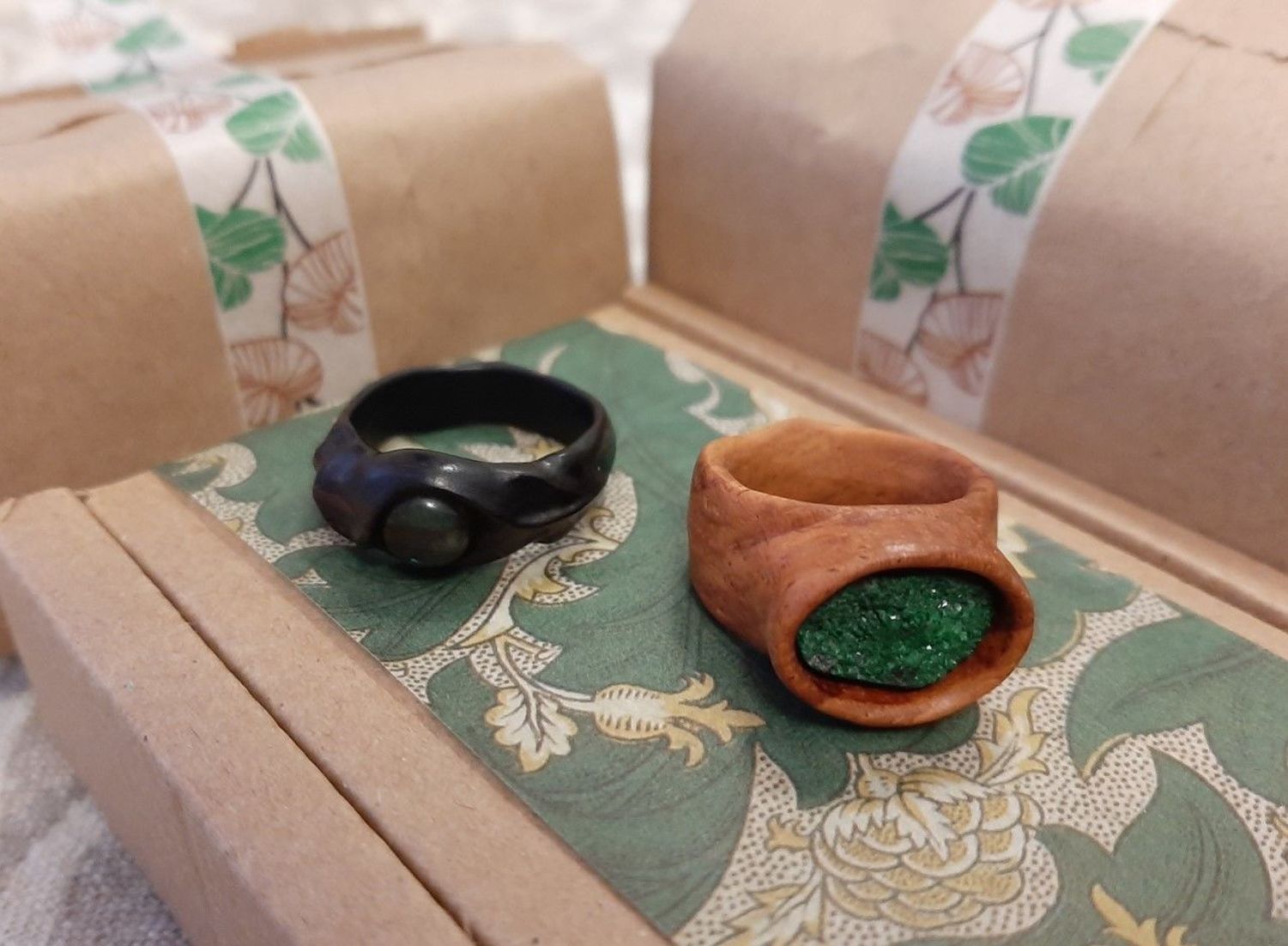 Photo №1 к отзыву покупателя Tatyana о товаре Кольцо деревянное с зеленым камнем. Размер 16,5