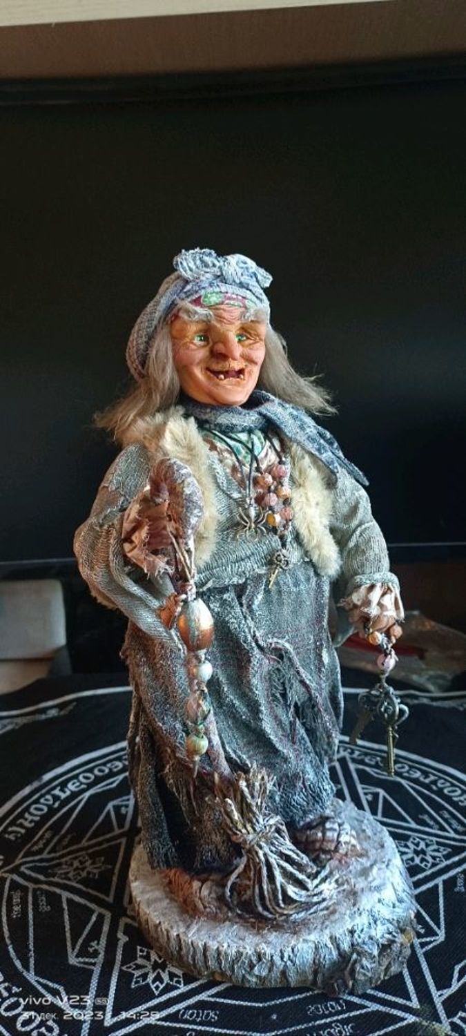Фото №4 к отзыву покупателя Ирина о товаре Куклы и пупсы: авторская кукла Баба Яга коричневый красный