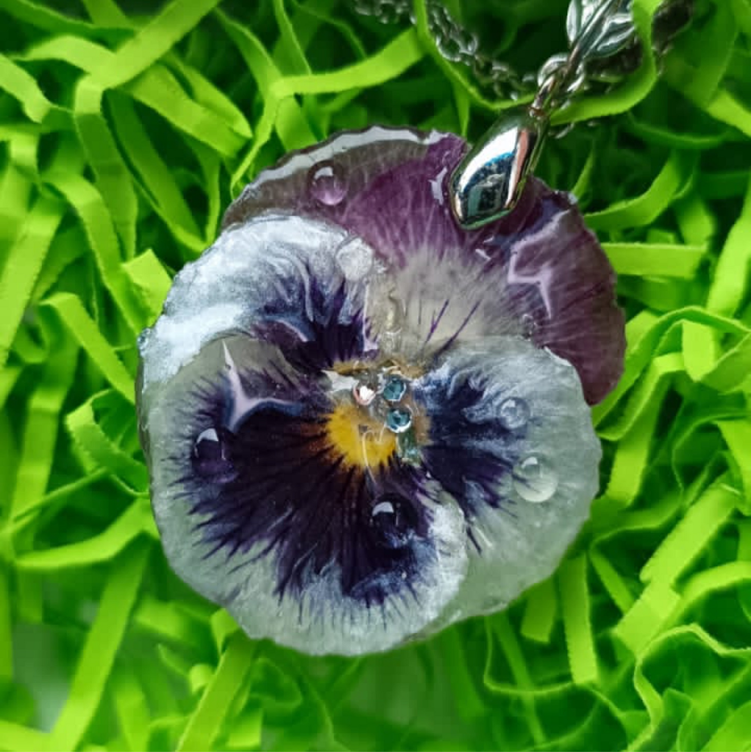 Фото №1 к отзыву покупателя Анна о товаре Кулон цветок анютины глазки - фиолетовый и белый