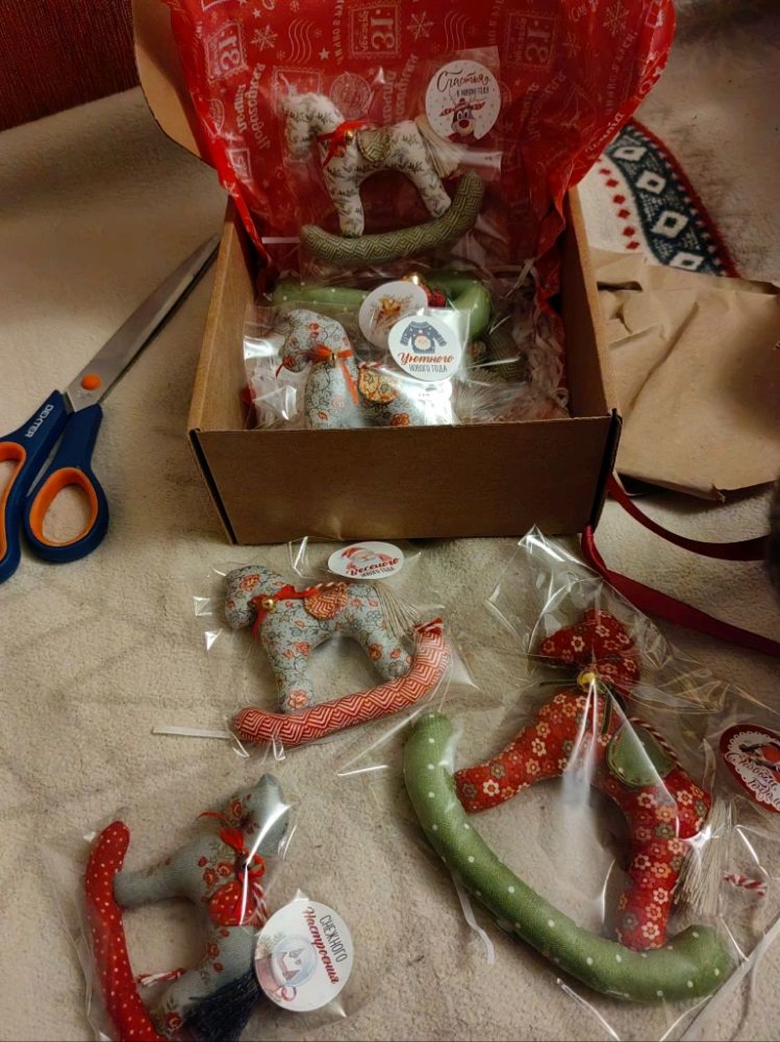 Photo №2 к отзыву покупателя Aleksandra о товаре Елочная игрушка лошадка маленькая and 4 more items