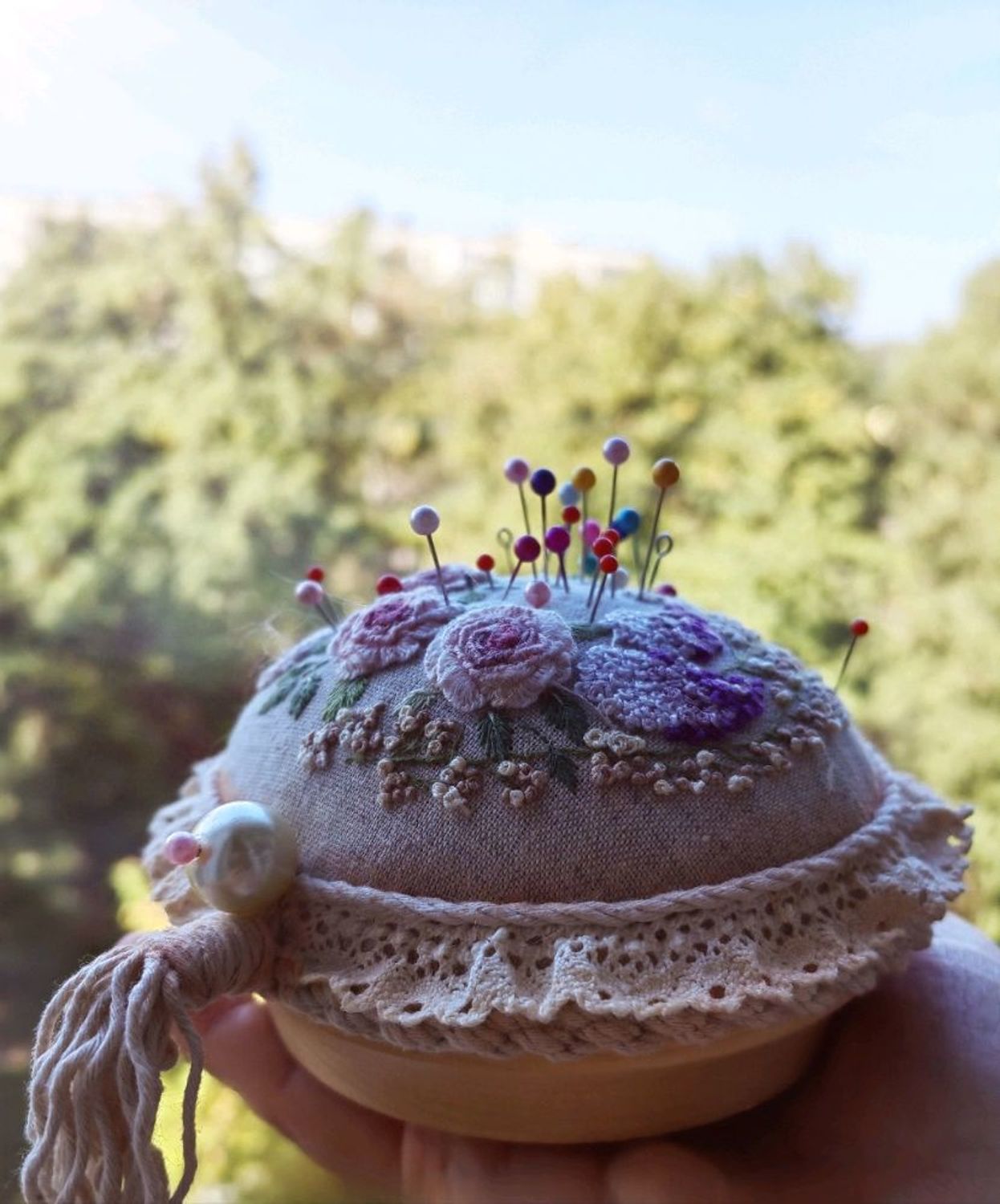 Фото №1 к отзыву покупателя Shalygina_dolls о товаре Подставка для кукол, круглая