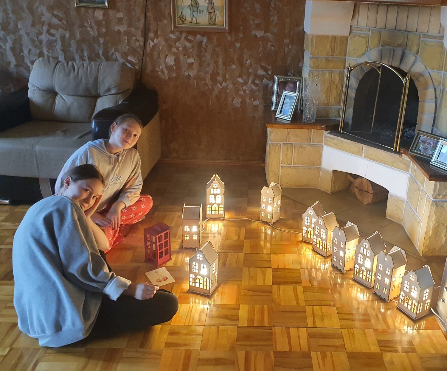 Фото №1 к отзыву покупателя Юлия о товаре Гирлянда из 5 деревянных домиков