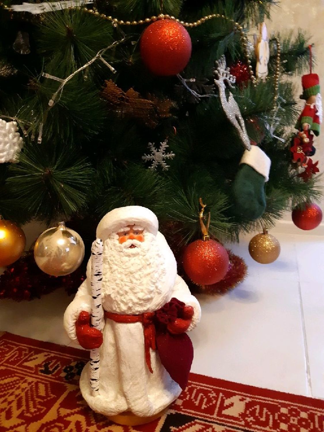 Photo №2 к отзыву покупателя Ksana о товаре Дед Мороз из ваты под ёлку с берёзовым посохом