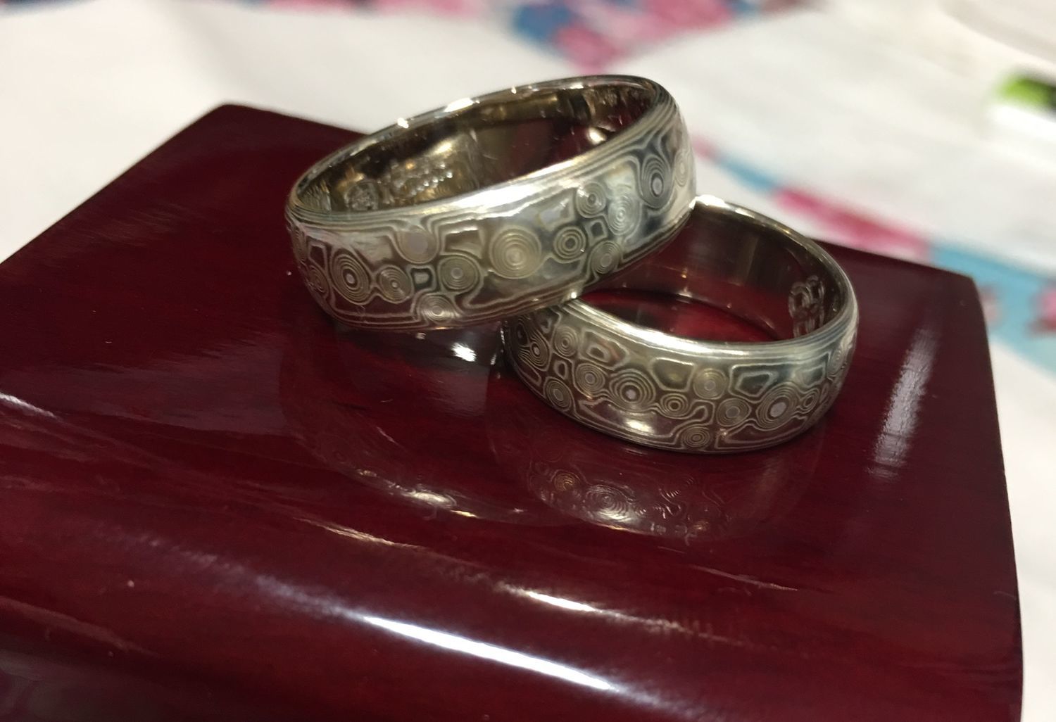 Фото №1 к отзыву покупателя RA о товаре Обручальные кольца парные в стиле Мокуме Гане