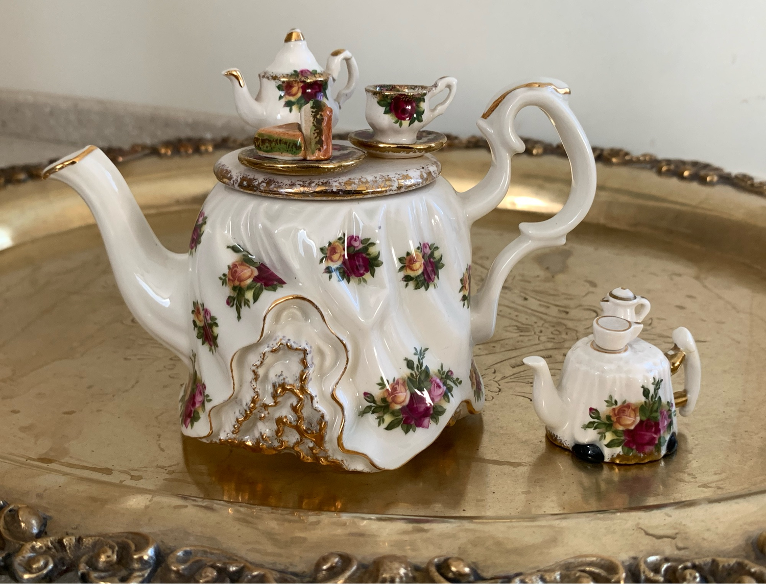 Фото №1 к отзыву покупателя Альмира о товаре Винтаж: Декоративный чайник . Royal Albert.