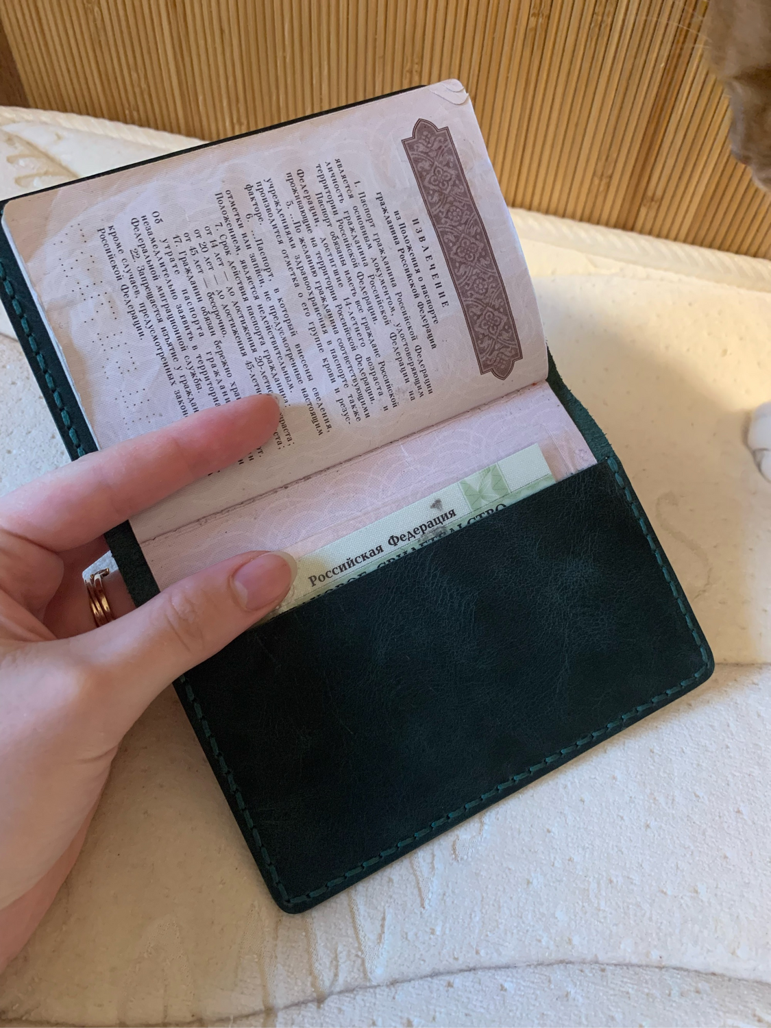 Photo №2 к отзыву покупателя Anastasia о товаре Зеленая кожаная обложка на паспорт с отделениями для карт