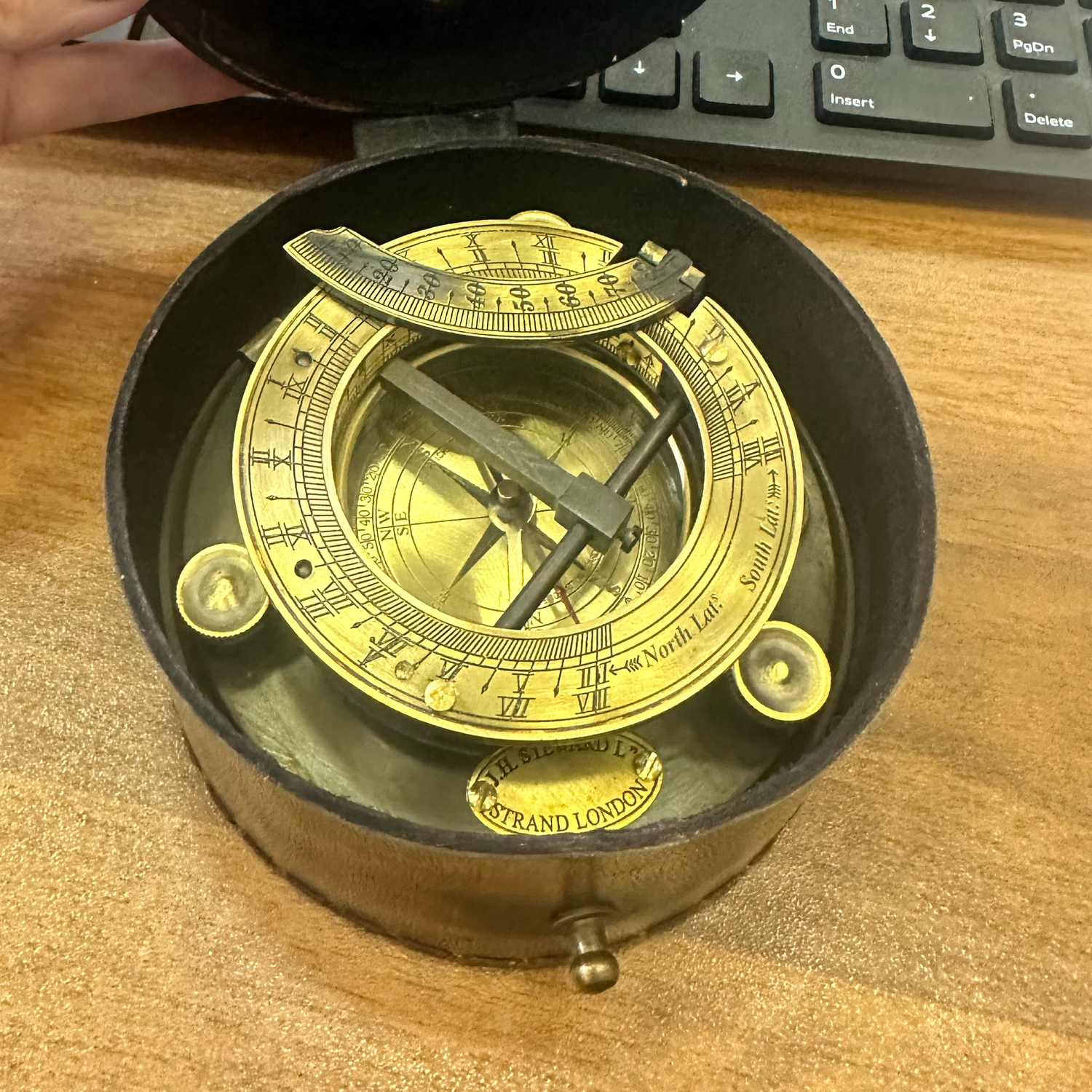Фото №2 к отзыву покупателя Дементьева Эльвира о товаре Старинный компас в кожаном футляре