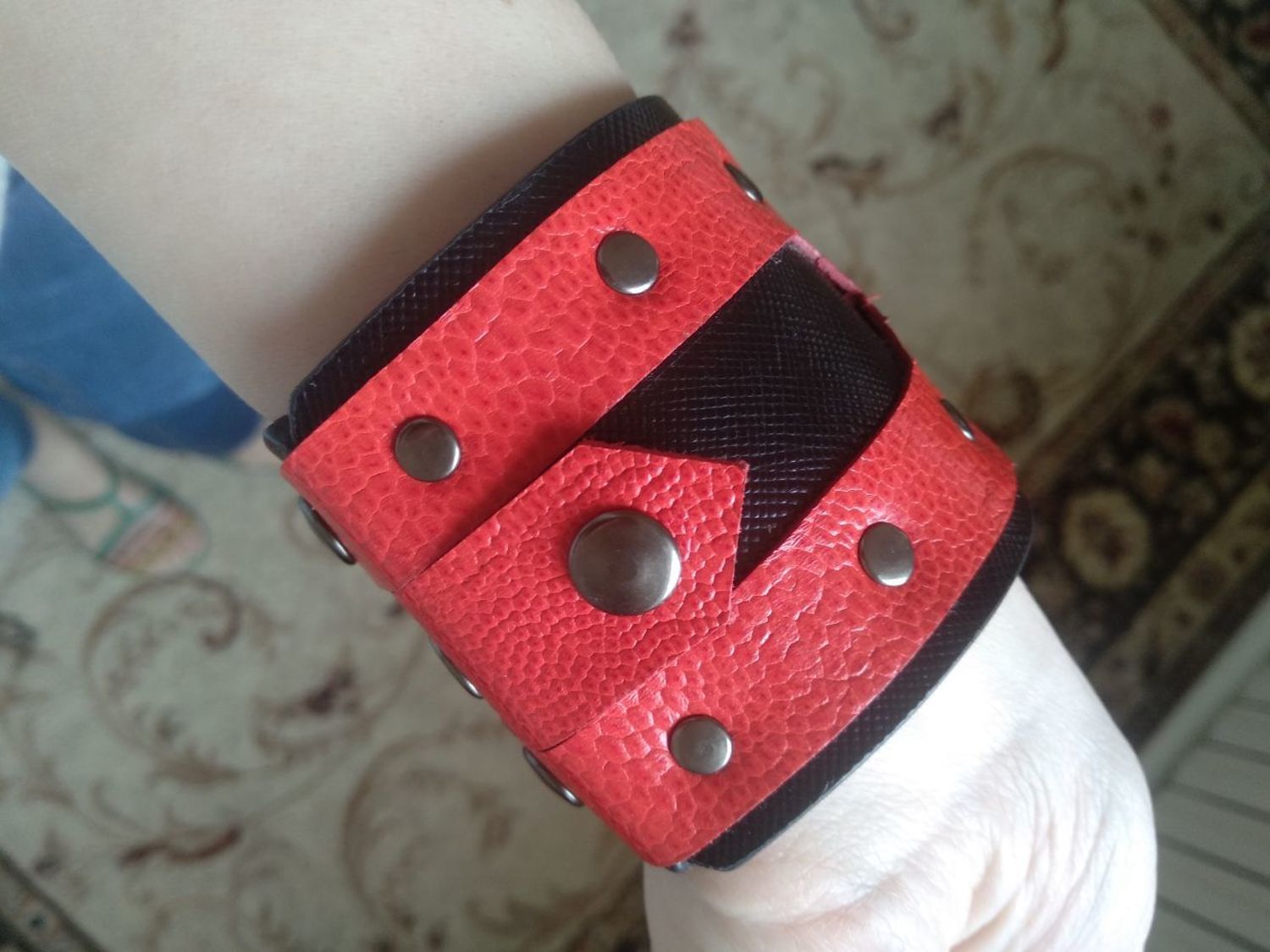 Фото №2 к отзыву покупателя Olga Semenyuk о товаре Браслет-манжета: Кожаный браслет черно красный