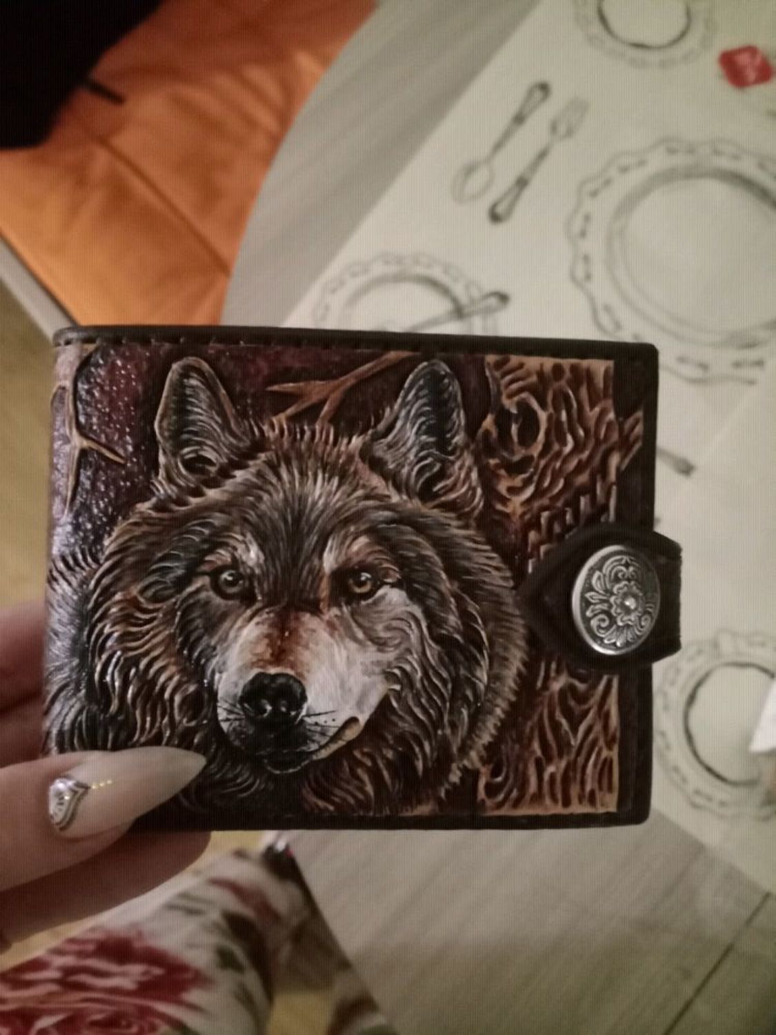 Фото №3 к отзыву покупателя Tatyana Tikhonova о товаре Кожаное портмоне ручной работы Волк
