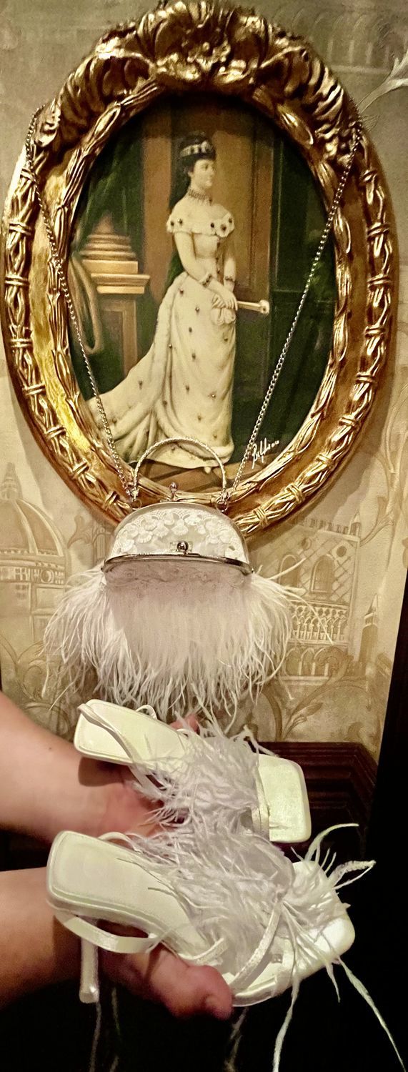 Фото №1 к отзыву покупателя ТатьЯна о товаре Сумочка с кружевом и перьями "Лебединая верность"