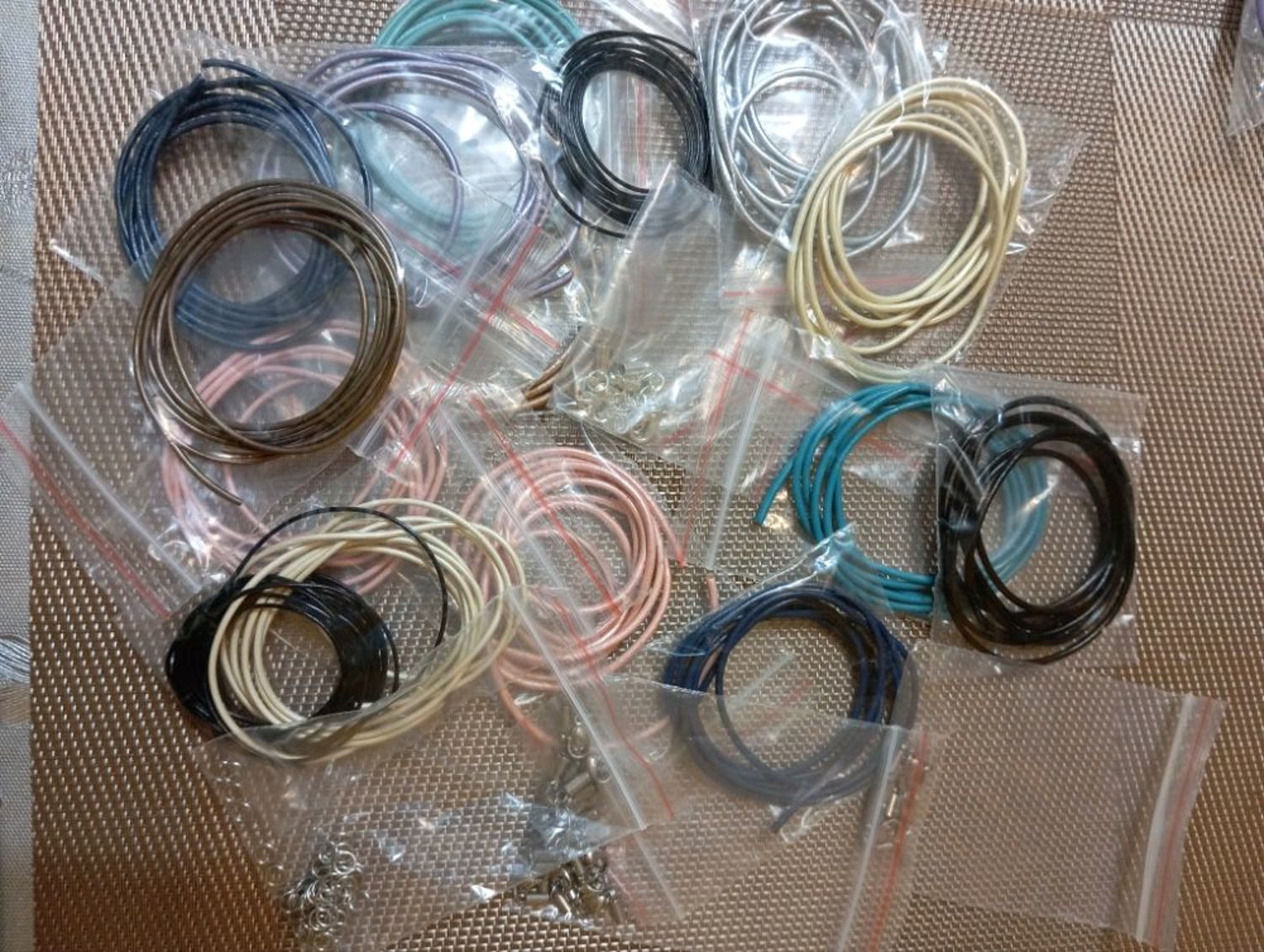 Photo №1 к отзыву покупателя Alla о товаре Шнур кожаный круглый, 1 мм and 17 more items