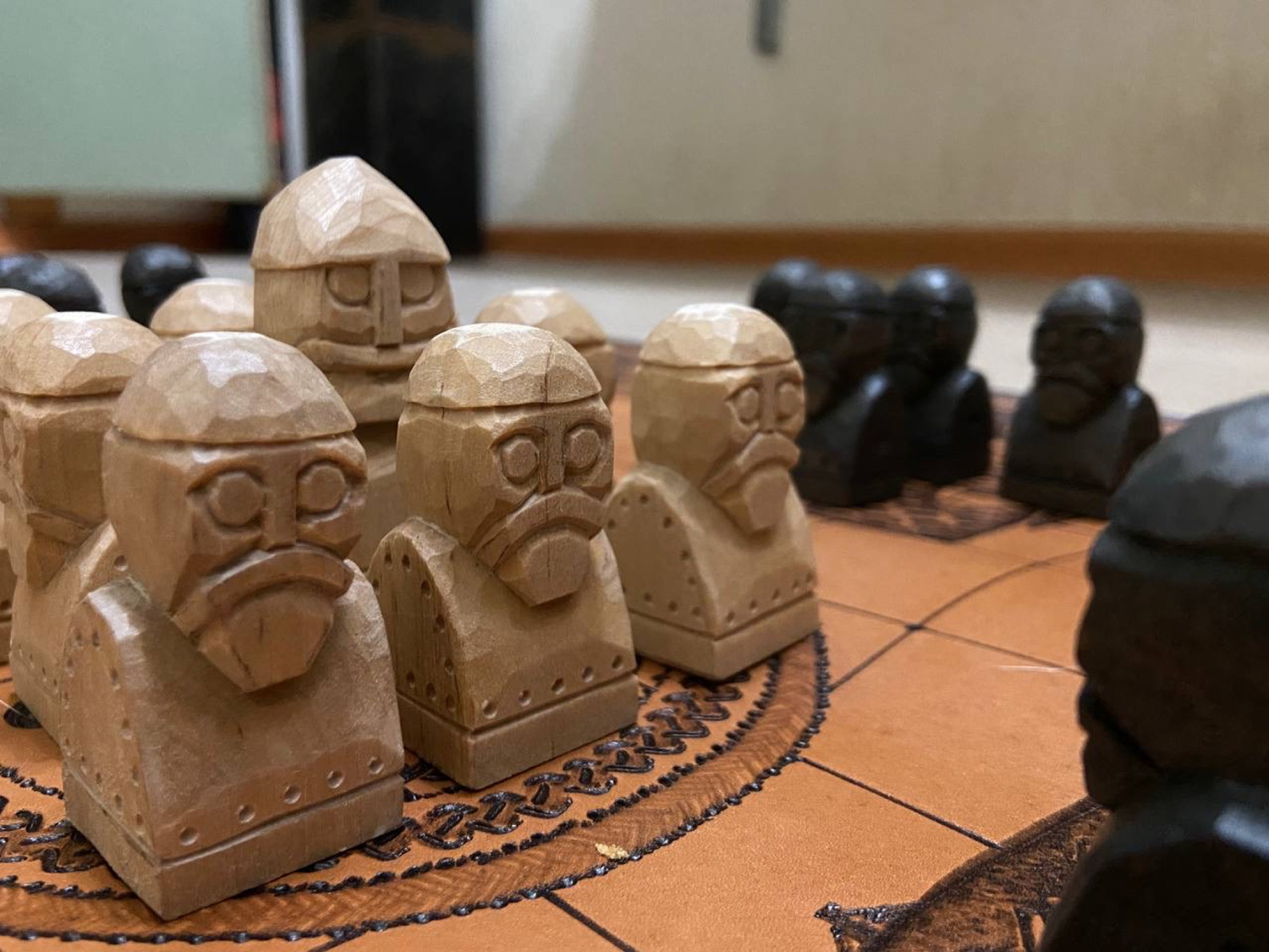 Фото №1 к отзыву покупателя Pavel Sobolev о товаре ХНЕФАТАФЛ - 2 доска кожаная для шахмат викингов
