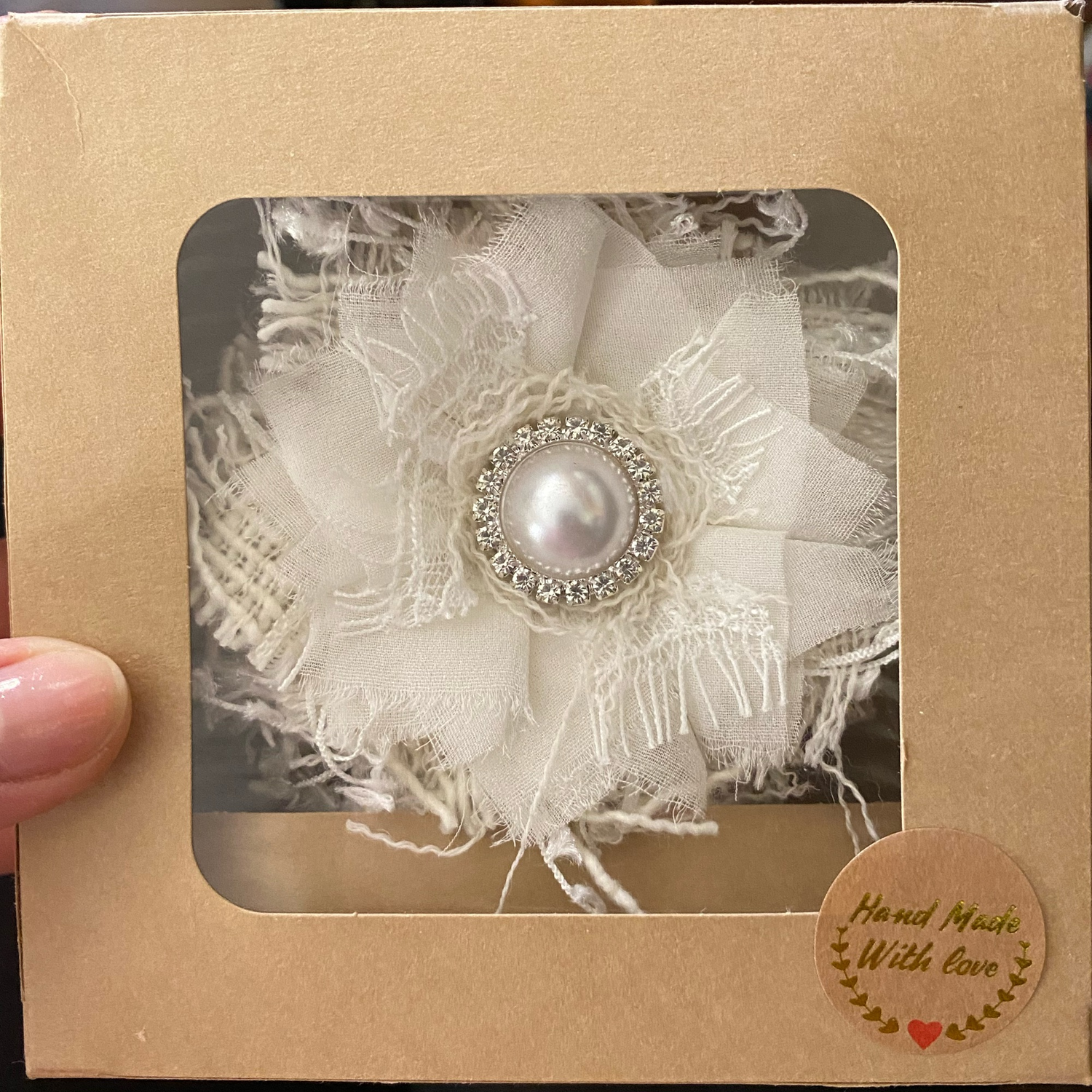 Photo №1 к отзыву покупателя Darya о товаре Брошь цветок из ткани Шанель Белая 10см