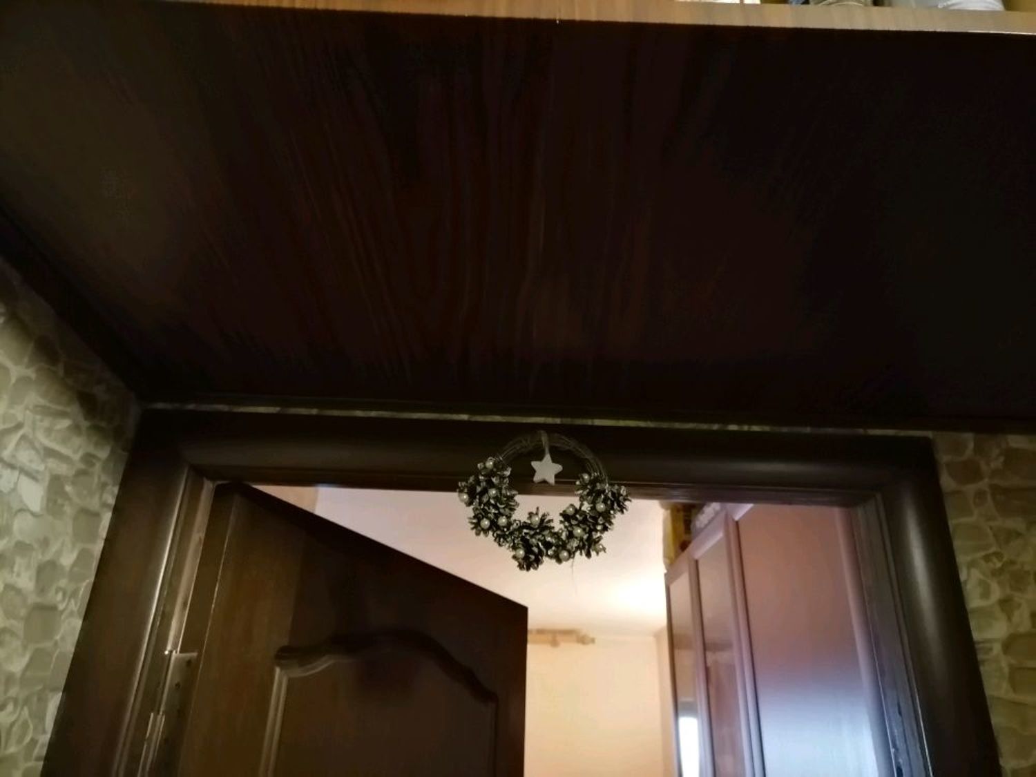 Фото №1 к отзыву покупателя Мария о товаре Рождественский венок "Корзина заснеженных шишек"