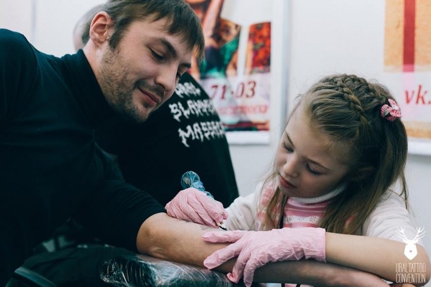 7-летняя девочка делает тату взрослым людям в США