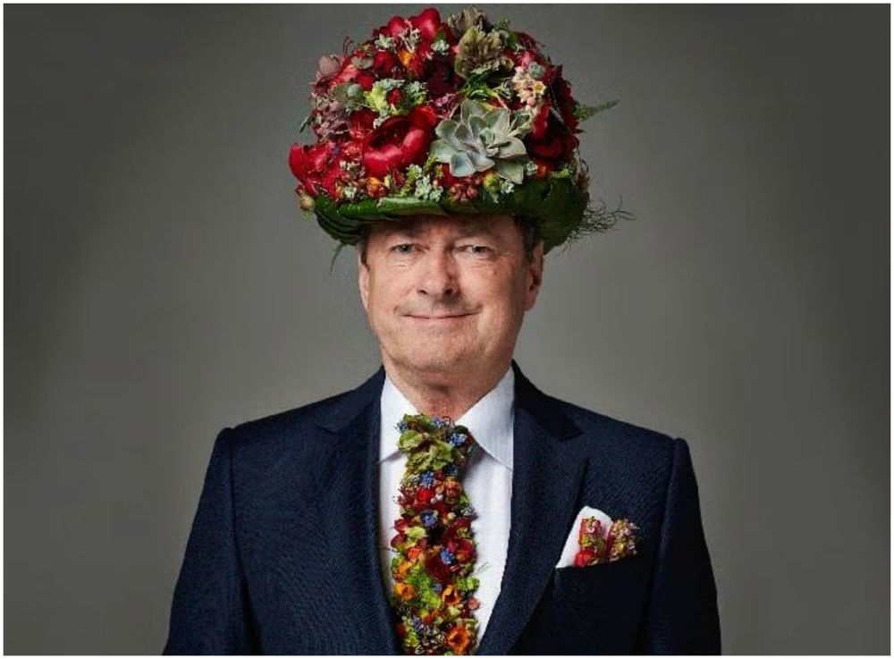 Цветочный король. Мужская шляпа с цветами. Мужчина с цветами. Шляпа с цветком мужская. Головной убор с цветами.