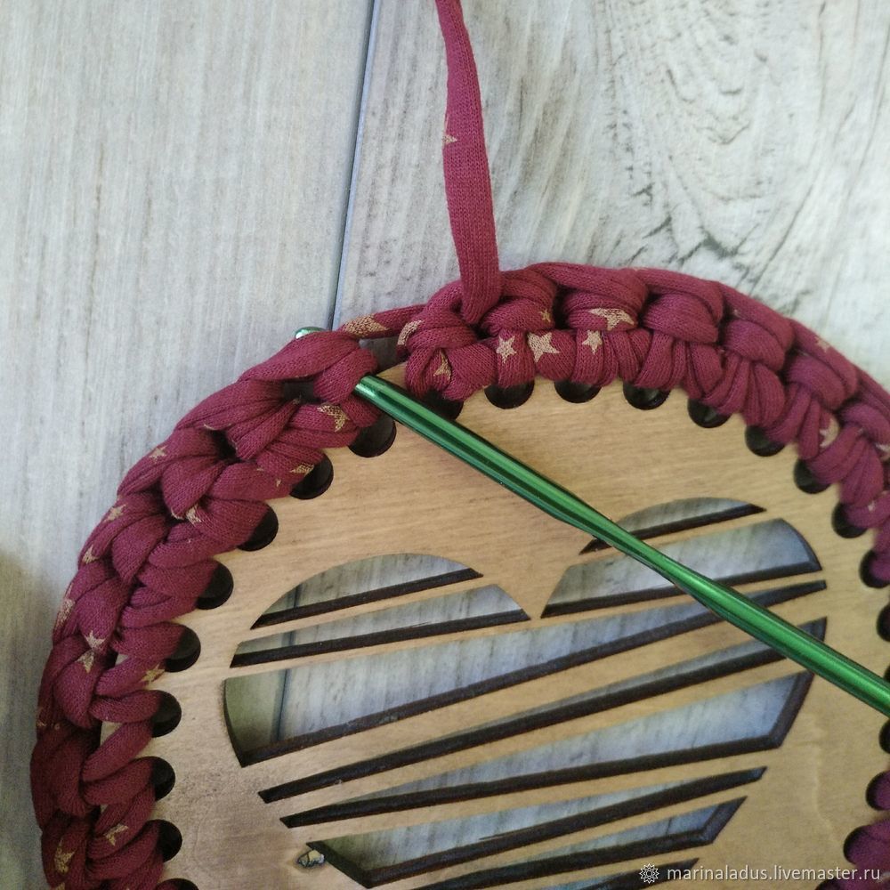 Обвязать деревянное донышко крючком. Деревянные донышки для вязания. Обвязка донышка корзинки. Обвязывание деревянного донышка. Как обвязать деревянное донышко.