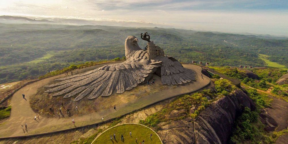 Ястреб Джатаю — самая большая каменная птица в мире, фото № 1