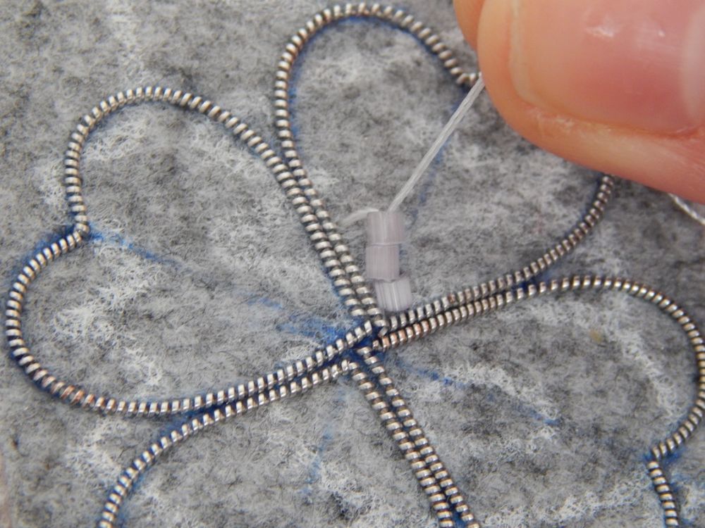 Создаем брошь Клевер из бисера своими руками пошаговый мастер-класс для начинающих, фото № 18