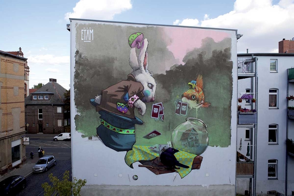Уличные рисунки на стенах домов