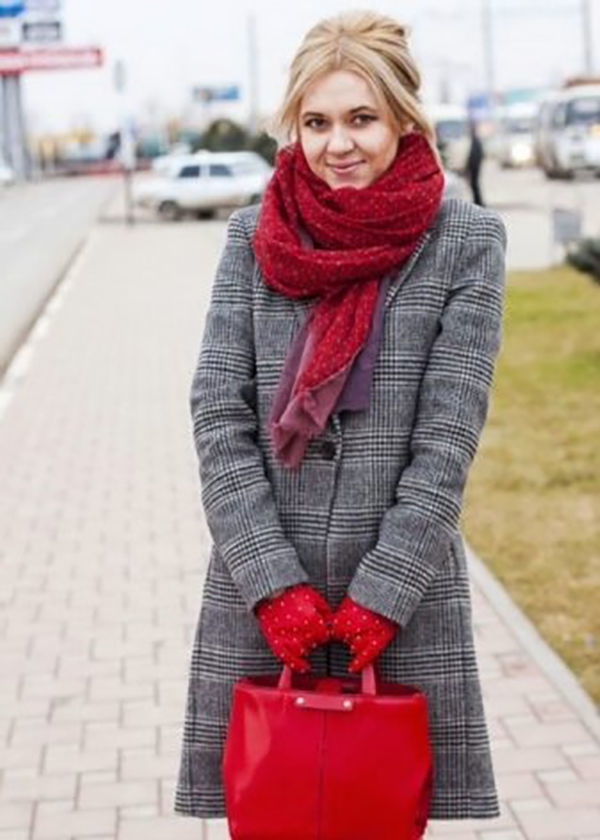 Красное пальто и белый шарф