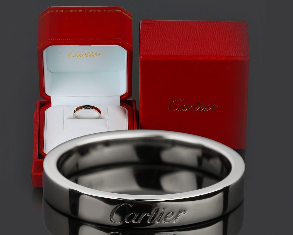 Кольцо cartier. Кольцо Cartier fn6389. Кольцо Картье 2021. Кольца обручальные Картье Картье. Обручальные кольца Картье платина.