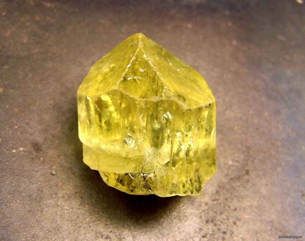 камень желто зеленого цвета название фото