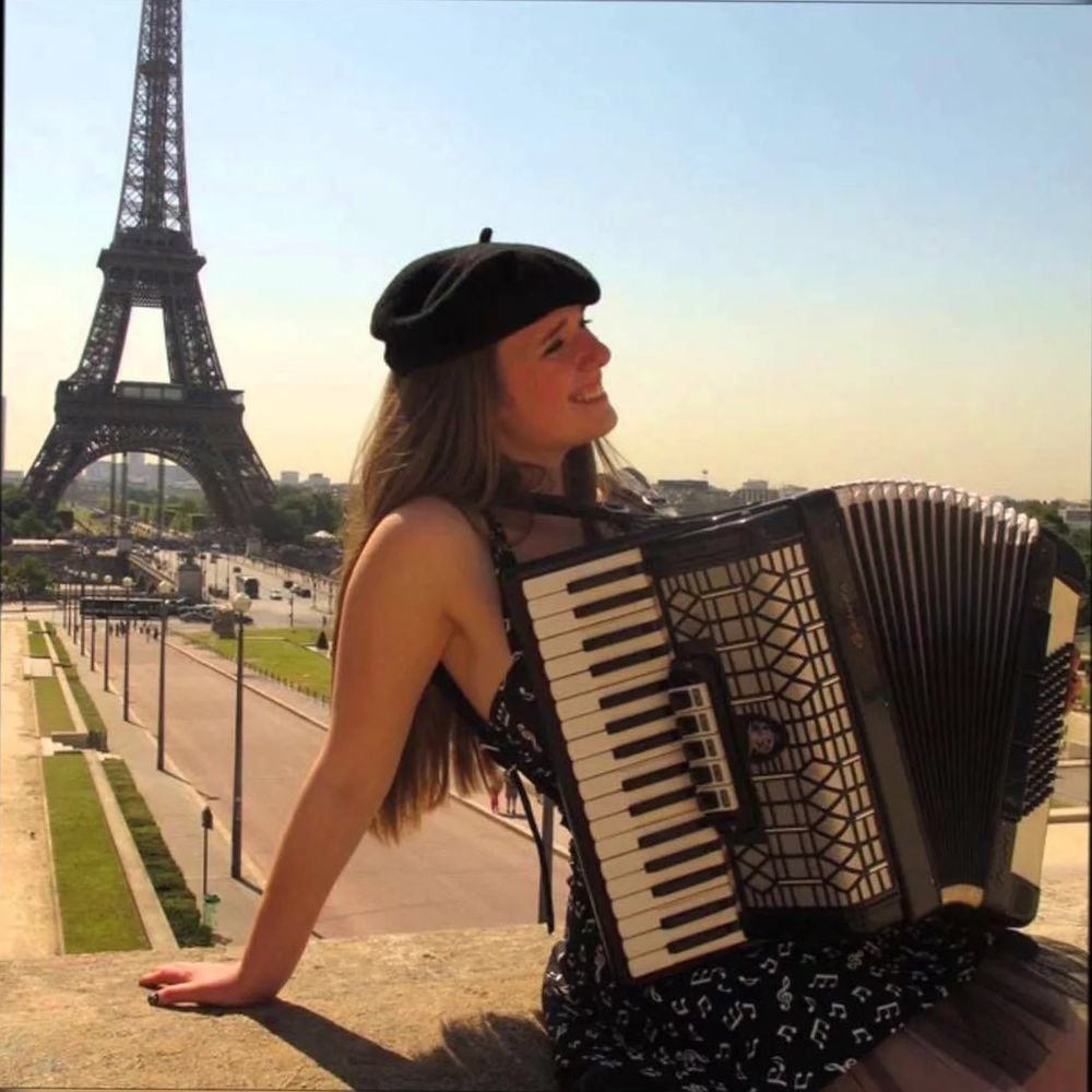 Французская музыка аккордеон. Марион баянистка. Аккордеонисты Франции. Аккордеонист в Париже. Париж аккордеон.