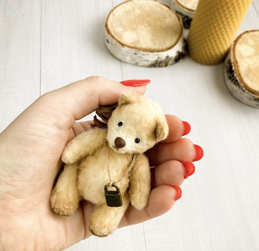 Тедди 8. Миниатюрные мишки. Медвежонок миниатюра. Миниатюра мишка для ватной игрушки. Почему миниатюрные Тедди продаются дорого.