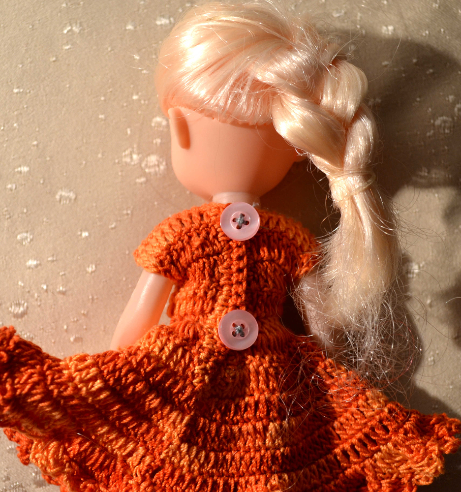 Платье для куклы крючком в стиле Алисы в стране чудес - Katkarmela о вязании