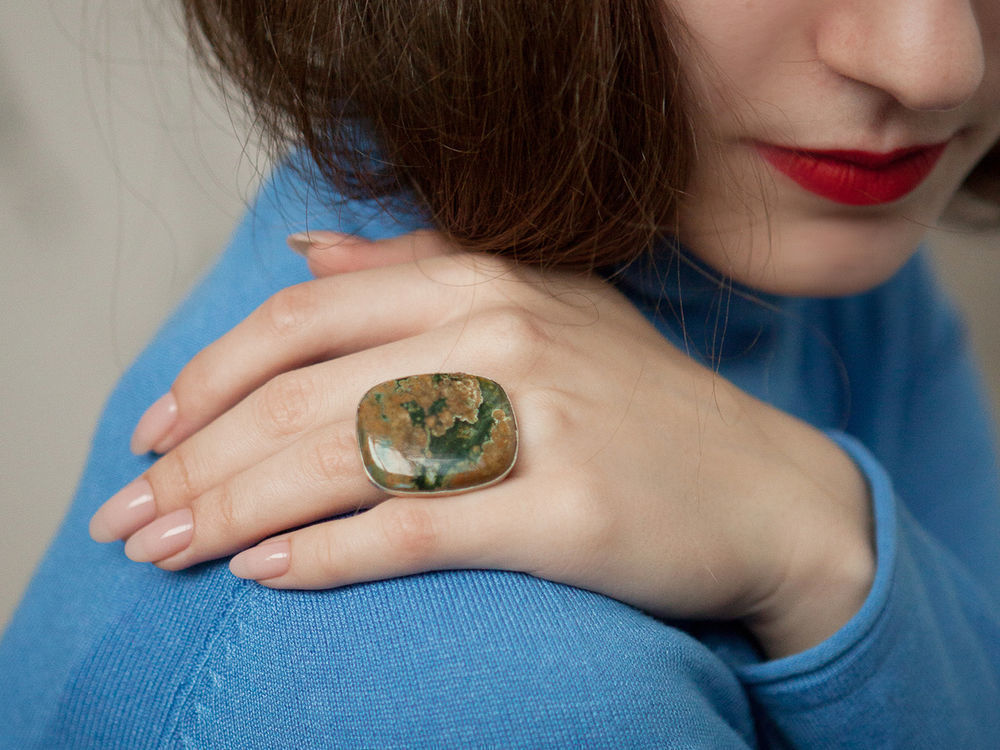 커다란 보석이 박힌 반지: 손가락에 낀 반지가 단순한 장식이 아닌, 존재감을 드러내는 아이템일 때, 사진 #2 커다란 보석이 박힌 반지: 손가락에 낀 반지가 단순한 장식이 아닌, 존재감을 드러내는 아이템일 때, 사진 #2