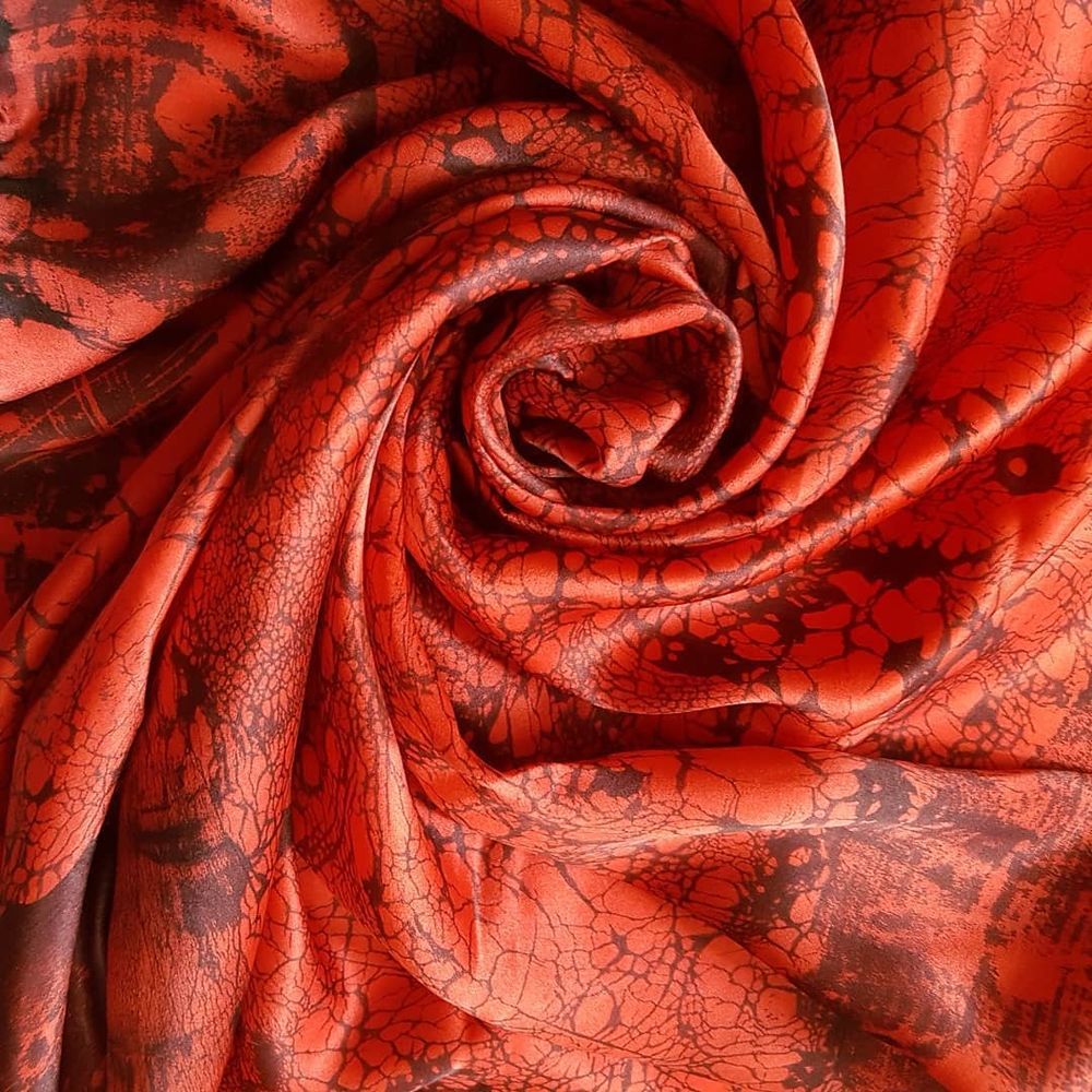 Красный шелковый платок