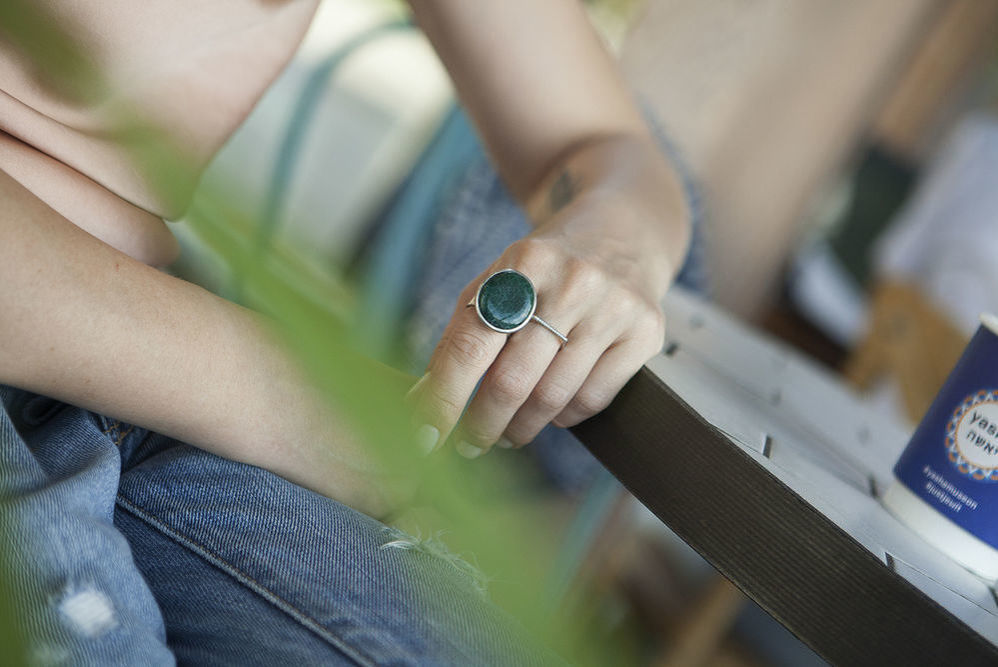 커다란 보석이 박힌 반지: 손가락에 낀 반지가 단순한 장식이 아닌, 존재감을 드러내는 아이템일 때, 사진 #3 커다란 보석이 박힌 반지: 손가락에 낀 반지가 단순한 장식이 아닌, 존재감을 드러내는 아이템일 때, 사진 #3