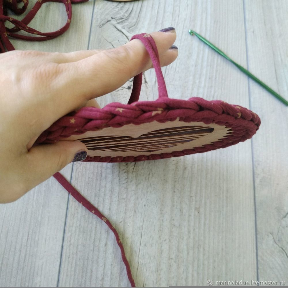 Как обвязать деревянное донышко. Корзина деревянная обвязанная крючком. Мастер класс обвязывание донышка трикотажной пряжи. Дно для корзинки. Как обвязать деревянное донышко.