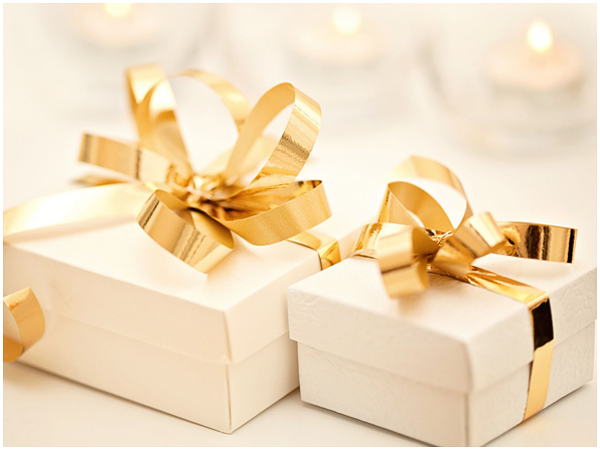 Шуточные подарки на свадьбу: как развеселить и удивить подарком