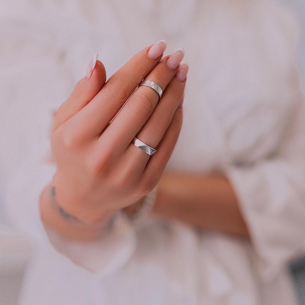 На каком пальце нужно носить кольцо мужчинам и женщинам?