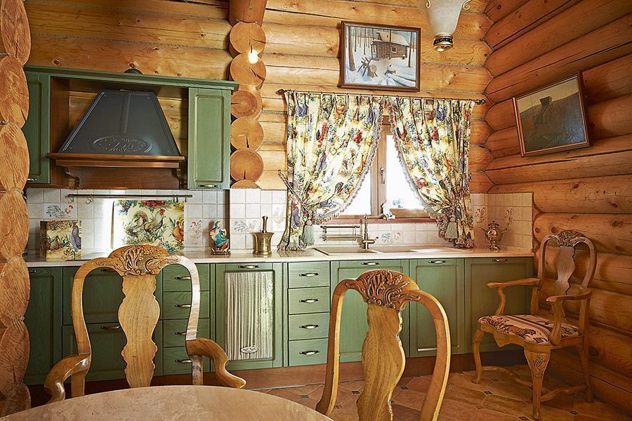 Рубленные кухни. Кухня в деревянном доме. Кухня в деревенском стиле. Деревенский стиль в интерьере. Кухня в срубе деревянном.