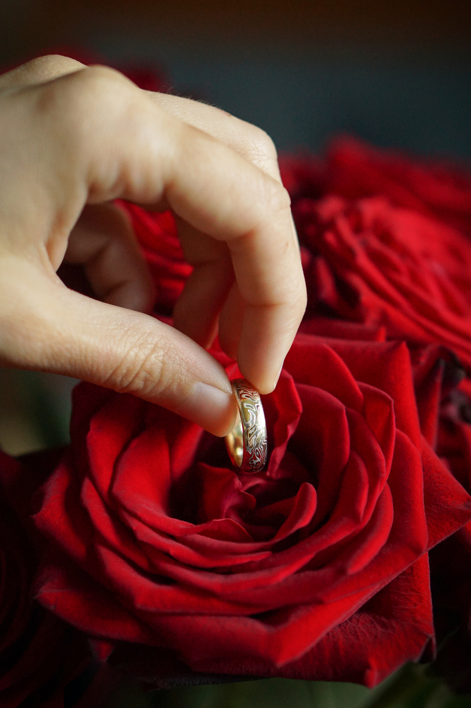 Предложение с кольцом и цветами