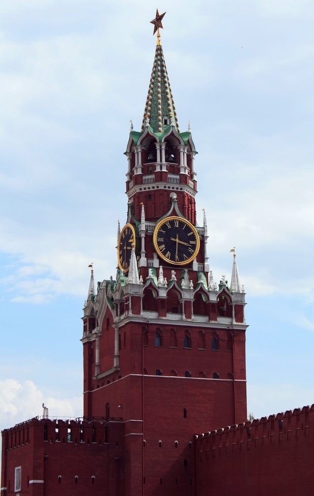 Башня кремля часы