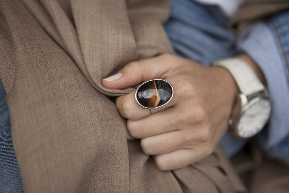 커다란 보석이 박힌 반지: 손가락에 낀 반지가 단순한 장식이 아닌, 존재감을 드러내는 아이템일 때, 사진 #1 커다란 보석이 박힌 반지: 손가락에 낀 반지가 단순한 장식이 아닌, 존재감을 드러내는 아이템일 때, 사진 #1