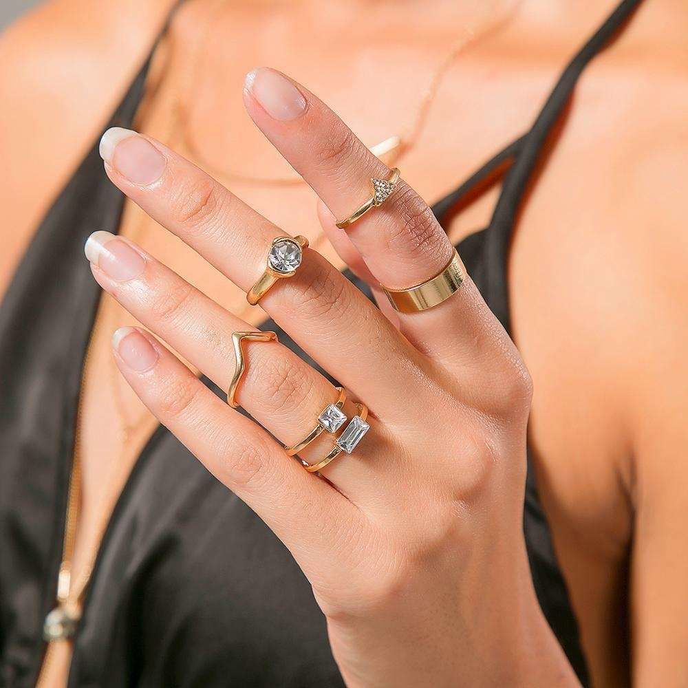 Носить кольцо на указательном пальце женщине. Модные широкие кольца. Кольцо на пальце. Золотое кольцо на пальце. Красивое кольцо на пальце.