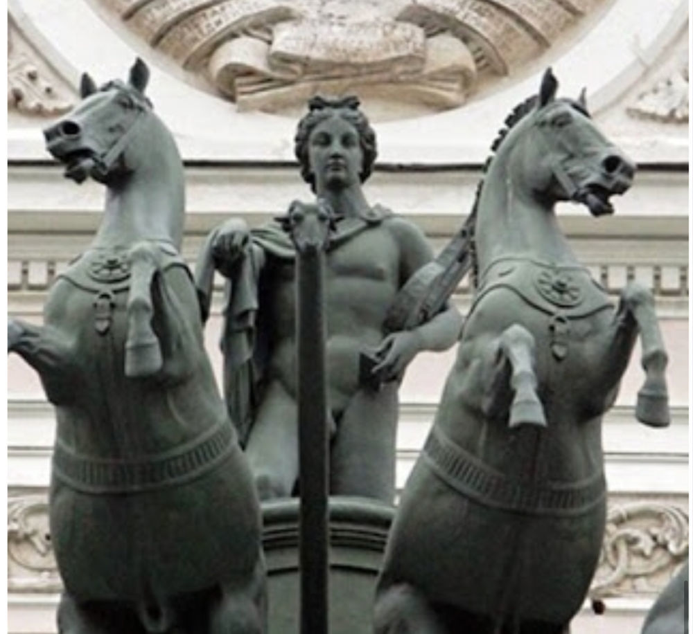 Скульптура аполлона на большом театре