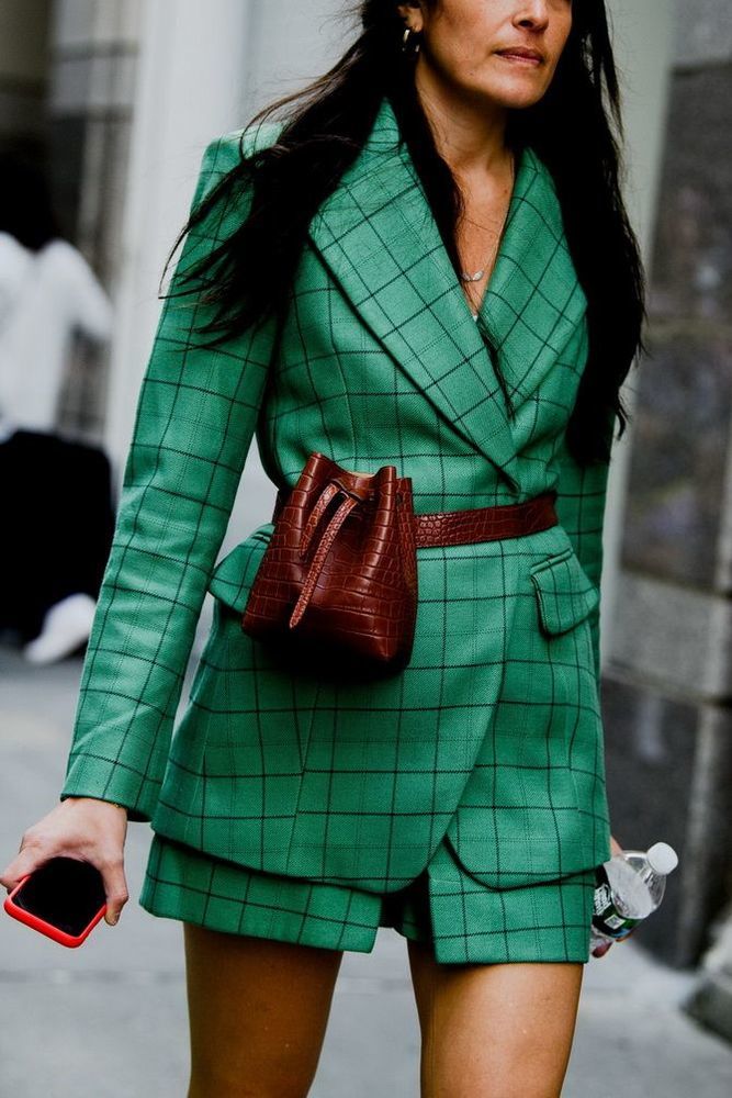 Зеленое платье пиджак с чем носить