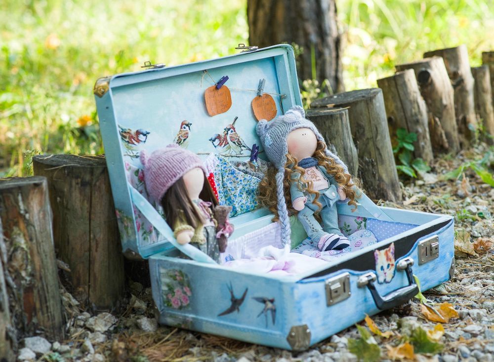 Кукла с чемоданом
